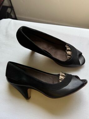 Seychelles Black Peep-Toe Kitten Wedges featuring a ruffled Gold Accent Size 6.5